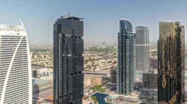 Panorama, Dubai çok amaçlı emtia merkezi karma kullanım bölgesinin bir parçası olan JLT bölgesi hava zaman aralığındaki yüksek konut binalarını gösteriyor. Arka planda villalar
