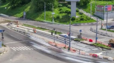 Sokağın havalanma saatinde tamirat yapılıyor. Şehir caddesinde yeni tramvay rayları döşemek. Yeniden inşa sırasında tramvaylar için modern sessiz tren raylarının montajı