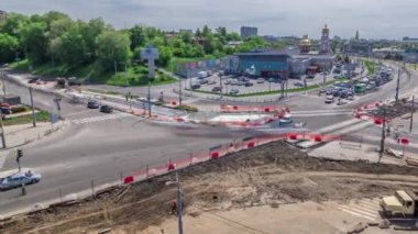 Büyük bir şehir kavşağının havadan görünüşü ile yol inşaatı alanındaki kentsel işler zaman ayarlı. Birçok endüstriyel ekipman kazıcı ve tramvay raylarının yeniden inşasında kullanılıyor. Kavşakta trafik vardı.