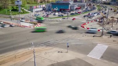 Vinç panoramik zaman dilimine göre beton plakalar döşenmiş bir yol inşaatı. Şapkalı ve üniformalı endüstriyel işçiler. Şehir caddesindeki tramvay raylarının yeniden inşası
