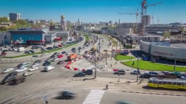 Yukarıdan vinç ile beton plakalar döşenmiş bir yol inşaatı. Şapkalı ve üniformalı endüstriyel işçiler. Şehir kavşağındaki tramvay raylarının yeniden inşası