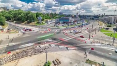 Büyük bir şehir kavşağının havadan görünüşü ile yol inşaatı alanındaki kentsel işler zaman ayarlı. Tramvay raylarında birçok endüstriyel ekipman var. Kavşakta trafik vardı.