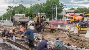 Vinç ve kazıcının zaman ayarlı tamiratı işe yarıyor. Şehir caddesinde yeni tramvay rayları döşemek. Yeniden inşa sırasında tramvaylar için modern sessiz tren raylarının montajı