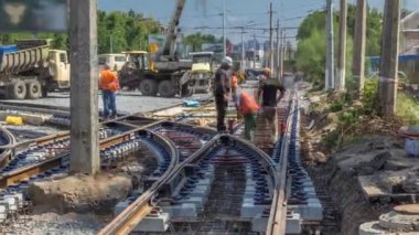 Sokak saatlerinde tamirat işe yarar. Şehir caddesinde yeni tramvay raylarıyla yatıyordu. Yeniden inşa sırasında tramvaylar için modern sessiz tren raylarının montajı