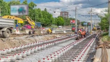 Sokak saatlerinde tamirat işe yarar. Şehir caddesinde yeni tramvay rayları döşemek. Kazıcılarla yeniden inşa sırasında tramvaylar için yeni modern sessiz tren rayları kurulumu