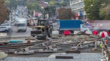 Sokakta buldozerle tamir işe yarıyor. Şehir caddesinde yeni tramvay rayları döşemek. Yeniden inşa sırasında tramvaylar için modern sessiz tren raylarının montajı