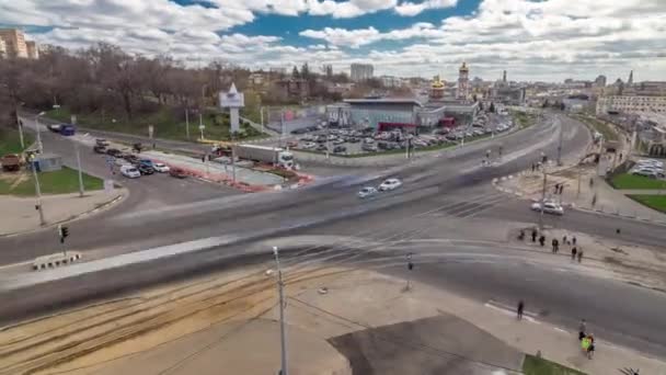 Liikenne Kaduilla Risteyksessä Kaupungin Antenni Timelapse Kharkov Ukraina Klochkovskaja Katu — kuvapankkivideo