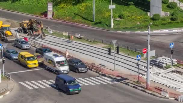 Reparaturarbeiten Mit Bagger Auf Der Straße Zeitraffer Verlegung Neuer Straßenbahnschienen — Stockvideo