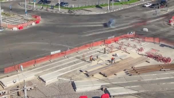 一个大城市与道路建筑工地交叉口的空中景观城市工程工期已过 在电车轨道上安装轨道重建工程 十字路口的交通 — 图库视频影像