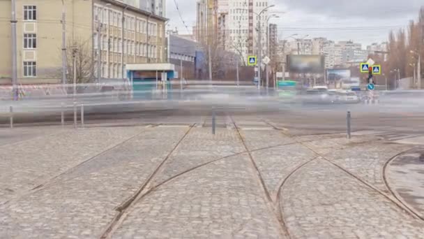 与一个新的沥青路面交叉口景观最近完成的建筑工地 新改建的有轨电车轨道和有轨电车在城市街道上行驶的交叉口 — 图库视频影像