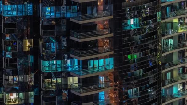 Nattutsikt Över Många Glödande Fönster Lägenhet Bostadstorn Timelapse Hög Skyskrapa — Stockvideo
