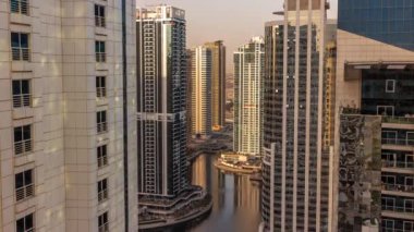 Gündoğumu sırasında JLT hava sahasında bulunan uzun konut binaları, Dubai çok amaçlı emtia merkezi karma kullanım bölgesinin bir parçası. Uzun gölgeli gökdelenler