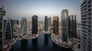 JLT bölge hava sahasında bulunan uzun binalar, Dubai çok amaçlı emtia merkezi karma kullanım bölgesinin bir parçası olan gece geçiş zamanına kadar. Kule ve gökdelenlerin panoramik görüntüsü
