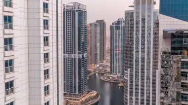 JLT bölge hava sahasında bulunan uzun binalar, Dubai çok amaçlı emtia merkezi karma kullanım bölgesinin bir parçası olan gece geçiş zamanına kadar. Parlak pencereli aydınlık kuleler