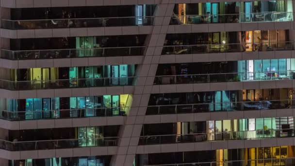 Nattutsikt Över Många Glödande Fönster Lägenhet Bostadstorn Timelapse Hög Skyskrapa — Stockvideo