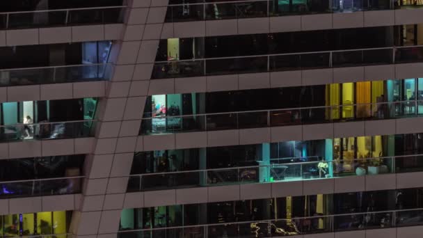 Nattutsikt Över Många Glödande Fönster Lägenhet Bostadstorn Timelapse Höghus Glas — Stockvideo