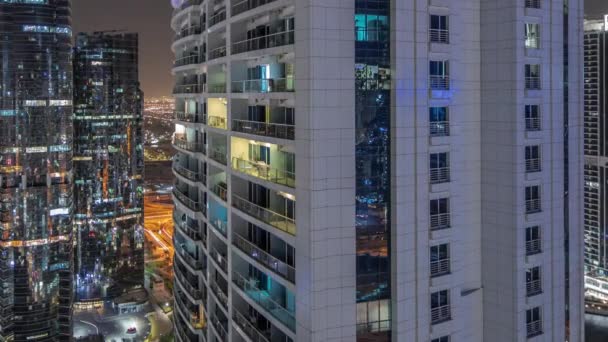 Jlt地区の高さの高い住宅を示すパノラマ航空夜間のタイムラプス ドバイマルチ商品センターの混合使用地区の一部 ライトアップされた塔や高層ビル — ストック動画