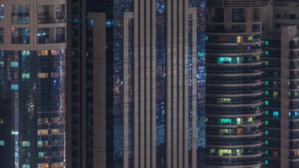 Ventanas Exterior Del Edificio Gran Altura Final Noche Con Luces — Vídeo de stock