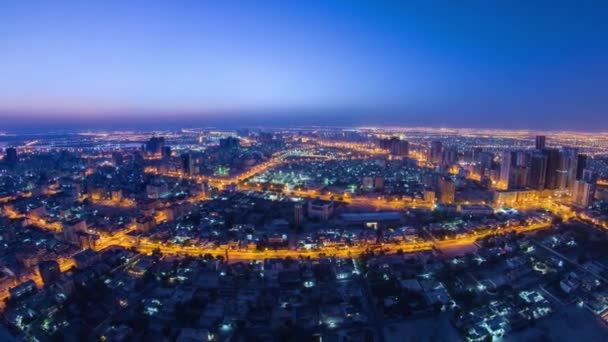 屋上からのアジュマーンのパノラマの街並みは 日の出前に夜から昼への移行時間経過します アジュマーンはアラブ首長国連邦のアジュマーン首長国の首都です — ストック動画