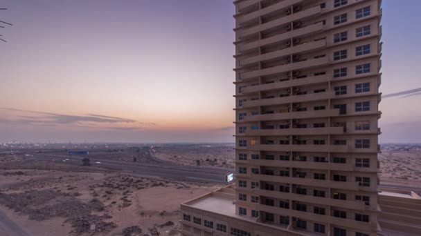 옥상에서 아즈만에 타워가 스케이프에는 타워와 교차로의 아랍에미리트에서 조명을 건물들을 공중에서 — 비디오