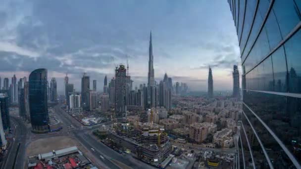 迪拜市中心夜以继日的过渡时间过去了 从空中俯瞰未来的大城市 阿拉伯联合酋长国迪拜的摩天大楼 由天台升起的晨曦 — 图库视频影像