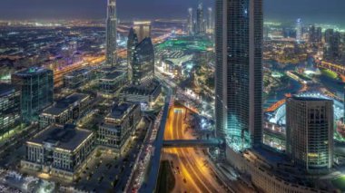 Gün gece geçiş timelapse modern için Dubai Downtown Dubai, Suudi Arabistan, üstten panoramik görünüm kuleleri. Trafik yol ve müzik Çeşmesi