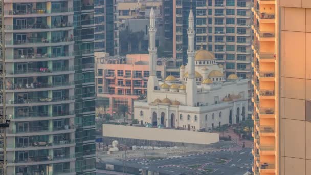 Raheem Moschee Zwischen Wolkenkratzern Zeitraffer Auf Dem Yachthafen Spaziergang Dubai — Stockvideo
