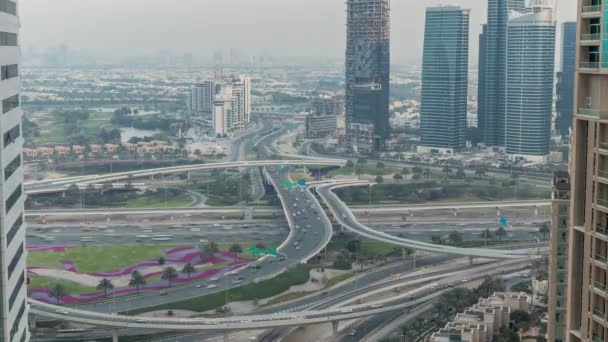 鸟瞰一条道路交叉路口 在大城市天到夜过渡 Timelapse 阿联酋迪拜滨海区城市景观与汽车和摩天大楼 — 图库视频影像