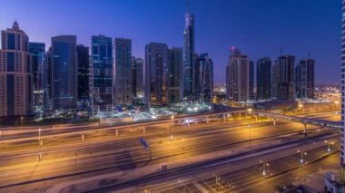 Jumeirah göl kulelerinin gökdelenleri gece gündüz aydınlık, geçiş zamanı ise Şeyh zayed yolu ve metro hattı trafiğiyle aydınlanıyor. Dubai marinasından güneş doğmadan önce çatı manzarası