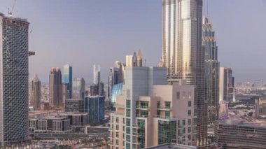 Dubai şehir merkezi ve finans bölgesi geçiş zamanı, aydınlatılmış lüks modern binalar, Birleşik Arap Emirlikleri 'nin fütürist şehir manzarası. Gün batımından sonra gökdelenden gökyüzü görüntüsü