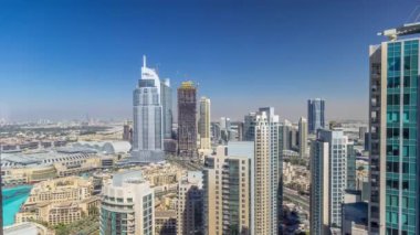 Günbatımı timelapse, lüks modern binalar ve gölgeler kadar bütün gün ərzində downtown Dubai, Birleşik Arap Emirlikleri çok hızlı, fütüristik cityscape taşır. Gökdelen üzerinden hava üstten görünüm