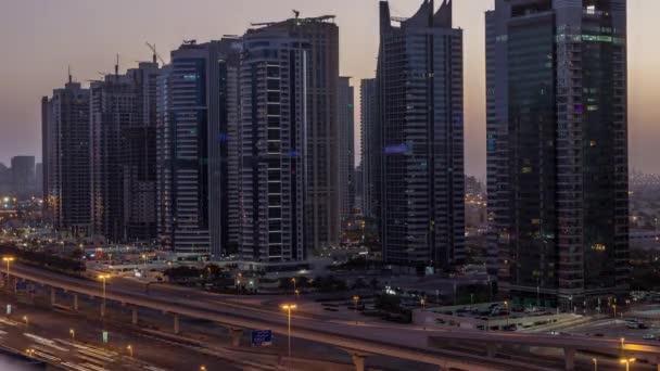 Jumeirah Sjöar Torn Med Upplysta Skyskrapor Natt Till Dag Övergång — Stockvideo