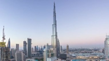 Dubai 'nin şehir merkezindeki panoraması geçiş zamanı, fıskiyeli lüks modern binalar, Birleşik Arap Emirlikleri' nin gelecekteki manzarası. Daha sonra gökdelenden gökyüzü görüntüsü