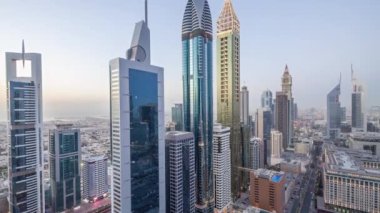 Sheikh Zayed Road ve DIFC gün gece geçiş timelapse Dubai, Birleşik Arap Emirlikleri için binaların görünümünü manzarası. Finans Merkezi güneş battıktan sonra üstten havadan görünümü içinde gökdelenler