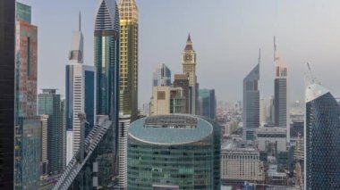 Şeyh Zayed Yolu 'nun Skyline manzarası ve Dubai, BAE' deki gece gündüz geçiş zamanı. Finans merkezindeki gökdelenler güneş battıktan sonra yukarıdan panoramik manzara