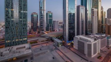 Sheikh Zayed Road ve DIFC gün gece geçiş timelapse Dubai, Birleşik Arap Emirlikleri için binaların görünümünü manzarası. Finans Merkezi güneş battıktan sonra üstten havadan görünümü içinde gökdelenler