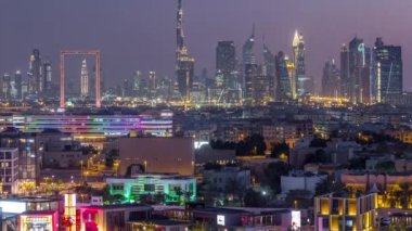 Dubai creek peyzaj gün gece geçiş timelapse ışıklı modern binalar ve gökdelenler şehir manzarası ile için. Yukarıdan hava üstten görünüm