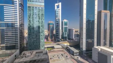 Dubai, BAE 'deki Sheikh Zayed Yolu ve DIFC binalarının Skyline görüntüsü. Finans merkezindeki gökdelenler yukarıdan havadan görünüyor. Gölgeler çok hızlı hareket eder