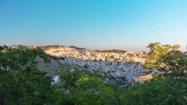 Kudüs 'ün eski kenti, zaman çizelgesi panoraması. Müslüman Mahallesi, Batı Şeria. Gün batımında gökyüzü manzarası. Gölge, eski binaların bulunduğu tepeyi kaplıyor.