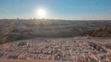 Gün batımı timelapse City'de Zeytin Dağı kaya kubbe ile üzerinden Jerusalem panorama görünüm. Alt yamacında dünyanın en büyük Yahudi mezarlığı