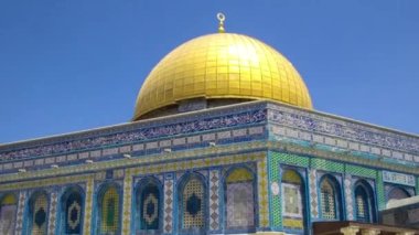 Kubbe of the Rock zaman atlaması, İsrail 'in Kudüs kentindeki Tapınak Dağı' nın tepesinde Müslümanların kutsal yeri. Cami girişinin yanında açık alan