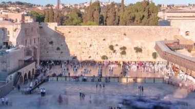 Kudüs 'teki Tapınak Dağı, Batı Duvarı' nı ve Sunset Timelapse sırasında Altın Kaya Kubbesi 'ni içeriyor. Duvarı kaplayan gölge. Şabat 'ta bir sürü insan