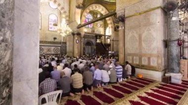 Kubbe of the Rock iç zaman dilimi, Kudüs 'teki Tapınak Dağı' nın tepesinde Müslümanların kutsal yeri. İnsanlar caminin içinde dua ediyorlar.