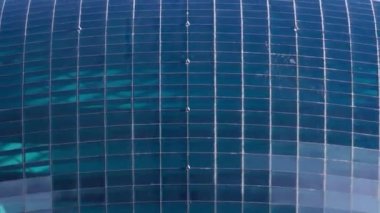 Nazarbayev Merkezi ve mavi cam çatılı, bulutlar mavi camlı. Köprüden manzarayı kapat. Bulutlu gökyüzü. Nur-Sultan şehri, Kazakistan