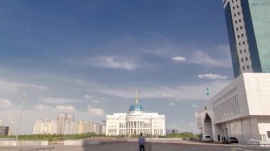 Kazakistan Cumhuriyeti Parlamentosu ve modern turuncu kule zaman atlaması Astana. Hükümet bölgesi. Ak Oraon arka planı. Yaz günü mavi bulutlu bir gökyüzü. Nur-Sultan şehri