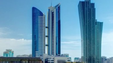 Astana 'nın başkenti Kazakistan' daki cami çatısından akan trafik ve çeşme ile yeni iş yeri zaman çizelgesi. Gökdelenleri olan Nur-Sultan şehir silueti manzarası