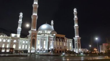 Astana 'daki Hazrat Sultan Camii' ni aydınlattım. Geceleyin dolunay, Nur-Sultan şehri, Kazakistan