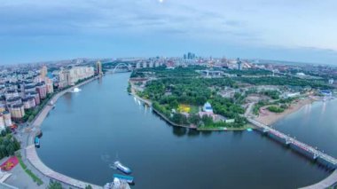Nehir, köprü ve park ve merkez iş bölgesi ile şehir merkezinin panoramik manzarasının yükseltilmesi geçiş zamanı çatısı, Orta Asya, Nur-Sultan şehri, Kazakistan