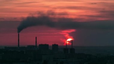 Şehir merkezinde gün doğumuyla birlikte çatıdan, Nur-Sultan şehrinden, Kazakistan 'dan, Orta Asya' dan tüten borular ve merkez iş bölgesi zaman çizelgesiyle hava manzarası