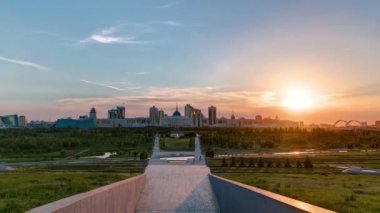 Astana şehrinin güzel günbatımına sahip Panorama ve parklı Akorda 'da başkanların evi. Barış ve Uzlaşma Sarayı 'ndan görüntü. Nur-Sultan şehri, Kazakistan